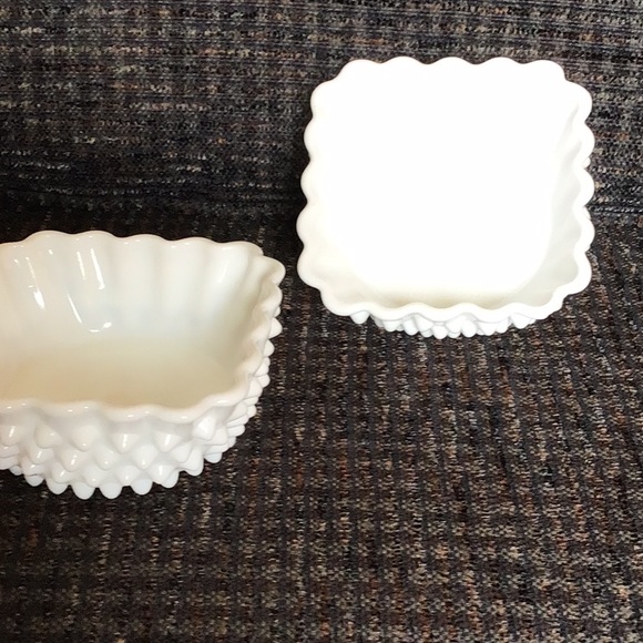2 small milk glass dishes - Picture 2 of 3
